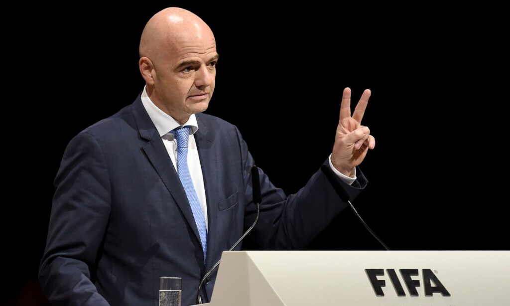 Presidente da Fifa defende paralisação e promete ajuda