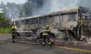 Bombeiros combatem incêndio em ônibus no município de Corumbaíba