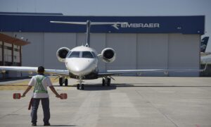 Embraer anuncia demissão de 900 empregados no Brasil