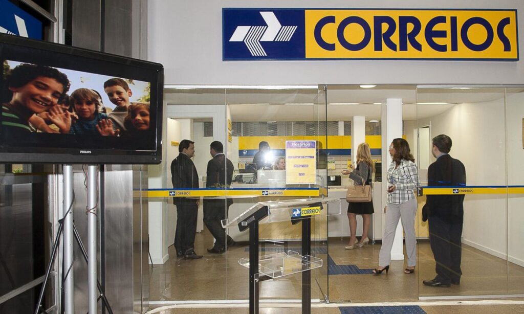 Funcionários dos Correios suspendem paralisação em todo o país