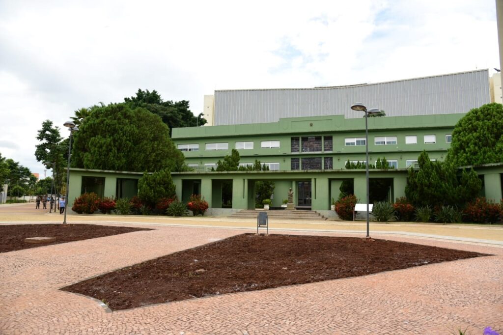 Alunos da Apae fazem paisagismo de jardins do Palácio das Esmeraldas