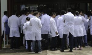 Médicos formados fora do Brasil têm 1ª fase do Revalida neste domingo