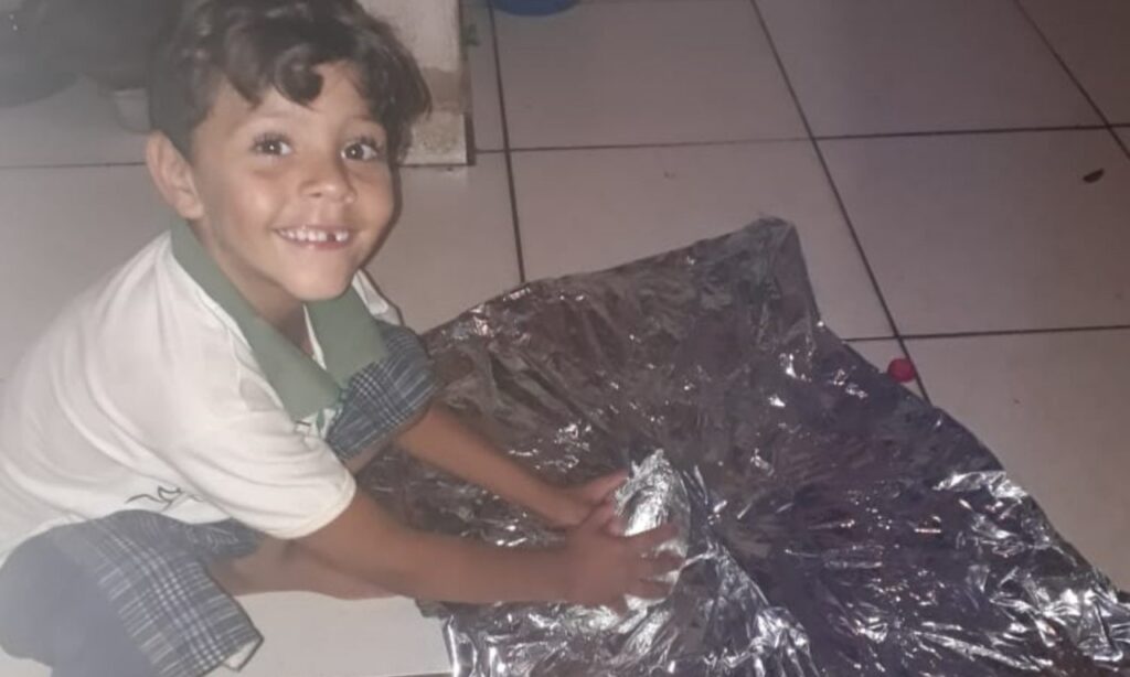 Criança de 6 anos é morta com um tiro na cabeça dentro de casa