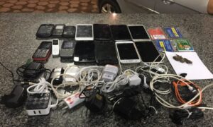 14 celulares que foram arremessados por cima do muro em presídio de Catalão são apreendidos