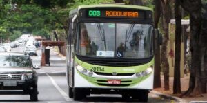 Especialista aponta transporte público como solução do trânsito