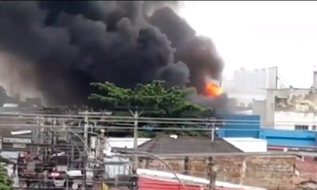 Incêndio atinge um Centro Comercial de Campinas