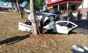 Dois morrem em colisão de carro contra árvore