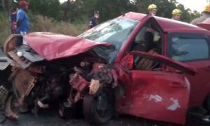 Duas pessoas morrem após carros baterem de frente na BR-153