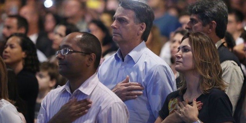 Bolsonaro participa de culto evangélico na manhã deste domingo