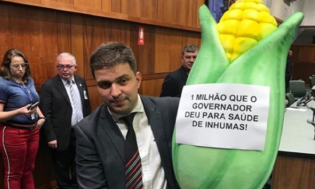 Deputado protesta com espiga gigante contra Caiado