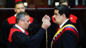 Maduro assume segundo mandato e promete combater corrupção no país