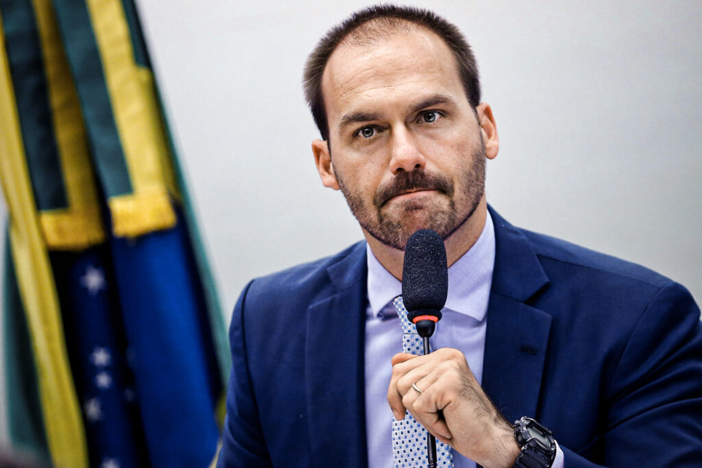 Eduardo Bolsonaro emplaca padrinho  de casamento em cargo no Ministério das Comunicações