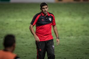 Eduardo Souza volta a descartar efetivação e elogia Ronald após vitória