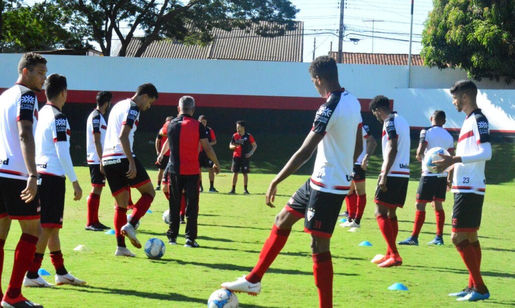 Atlético Goianiense recebe o Oeste para não desgrudar do líder