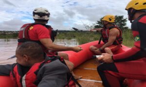 Rio Meia Ponte transborda e interdita avenida no Residencial Recanto do Bosque