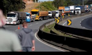 Caminhoneiros pressionam e Governo Federal poderá suspender cálculo do frete