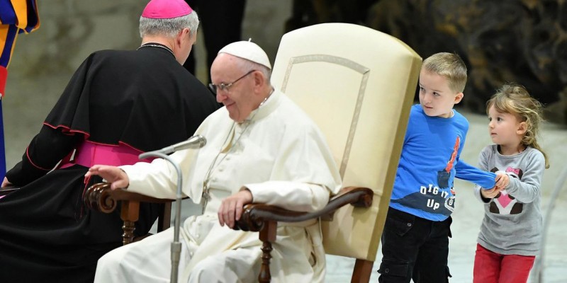 Menino argentino sobe no palco durante audiência geral do papa