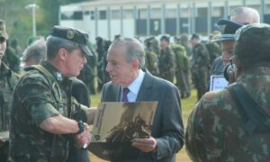 Prefeito Iris Rezende é homenageado pelo Exército Brasileiro