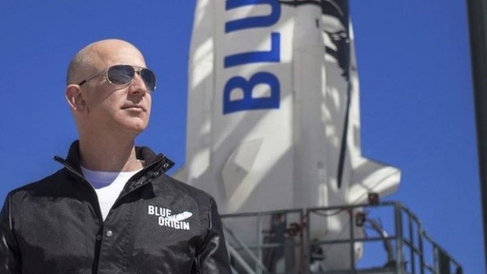 Bilionário Jeff Bezos conclui viagem ao espaço com sucesso