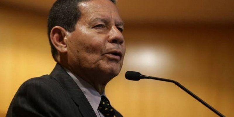 Mourão assume Presidência do Brasil e se diz honrado