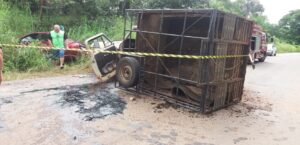 Duas pessoas morrem após colisão frontal entre carro e camionete