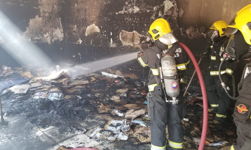 Bombeiros combatem incêndio em restaurante desativado