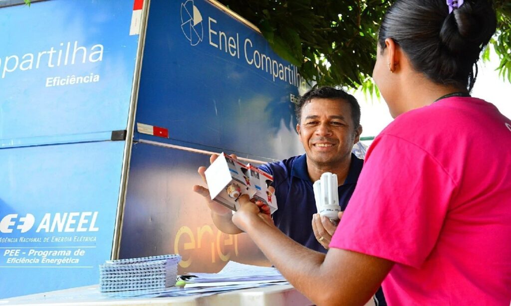 Enel trocará mais de 2 mil lâmpadas de clientes de Goiânia e Aparecida