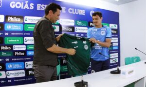 Atacante Mike é apresentado às vésperas do clássico diante de seu ex-clube