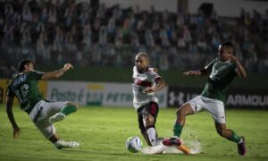 Flamengo marca três vezes e vence o Goiás na Serrinha