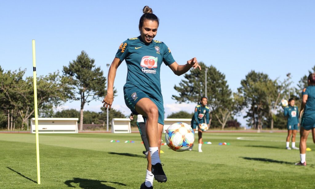 Marta sofre lesão e está cortada de torneio que marca a estreia de Pia Sundhage