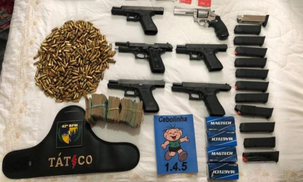 Mulher é presa com seis armas de fogo e R$ 42 mil em espécie