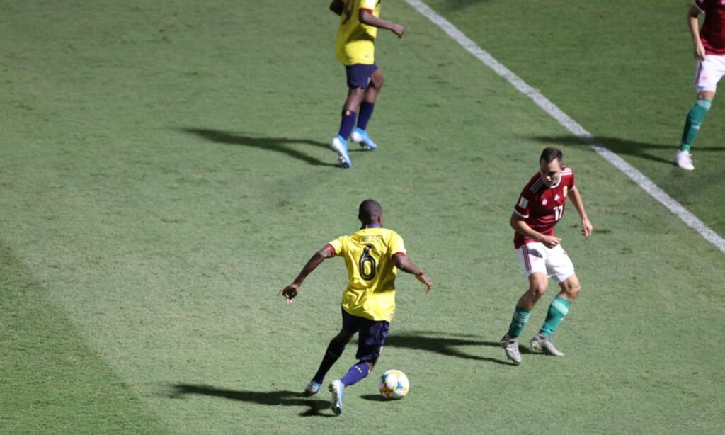 Equador vence Hungria e se classifica ao lado da Nigéria