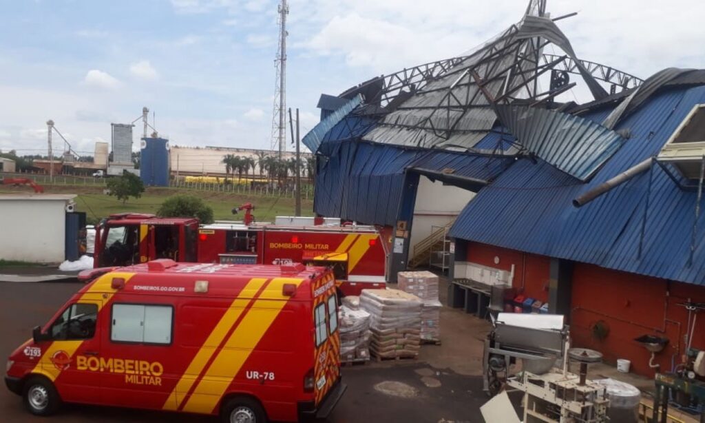 Temporal arranca telhado de fábrica e deixa dois funcionários feridos