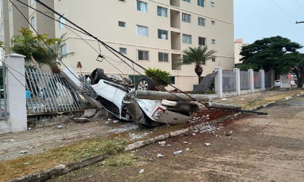 Três ficam feridos após carro capotar na Vila Alpes em Goiânia