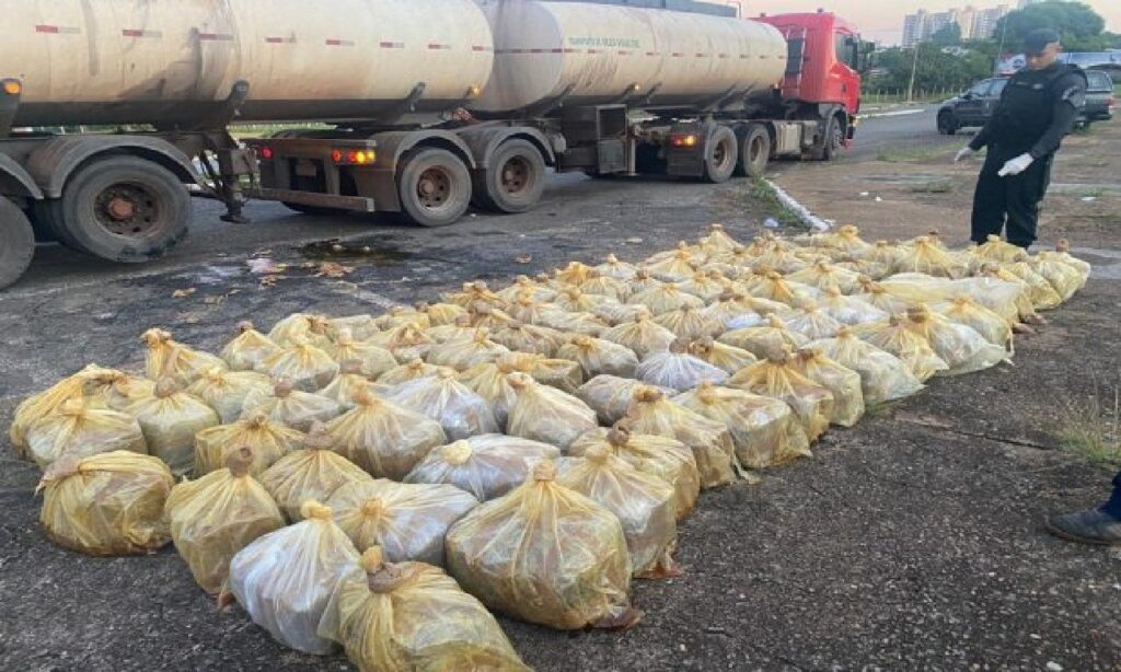 PM apreende uma tonelada de maconha em caminhão na BR-060 em Teresópolis