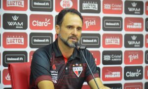 Wagner Lopes elogia elenco e quer jogadores "brigando" por posição