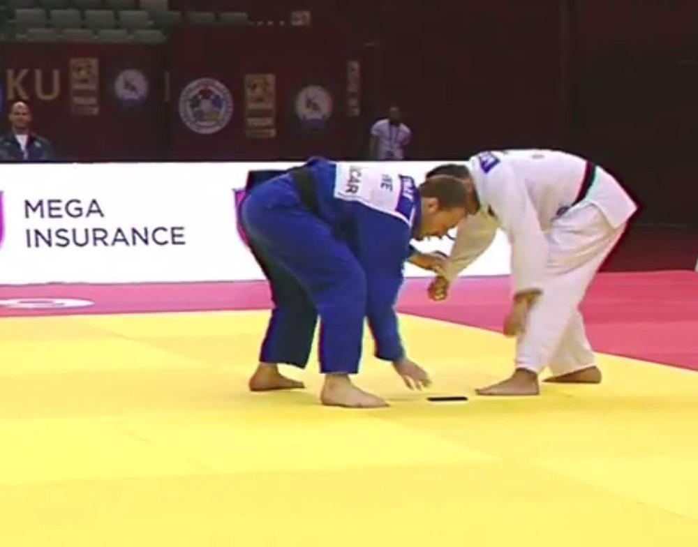 Judoca esquece celular no quimono