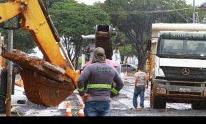 Prefeitura rejeita decreto e mantém operários nas obras