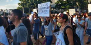 Goiânia tem protestos contra cortes de recursos na educação