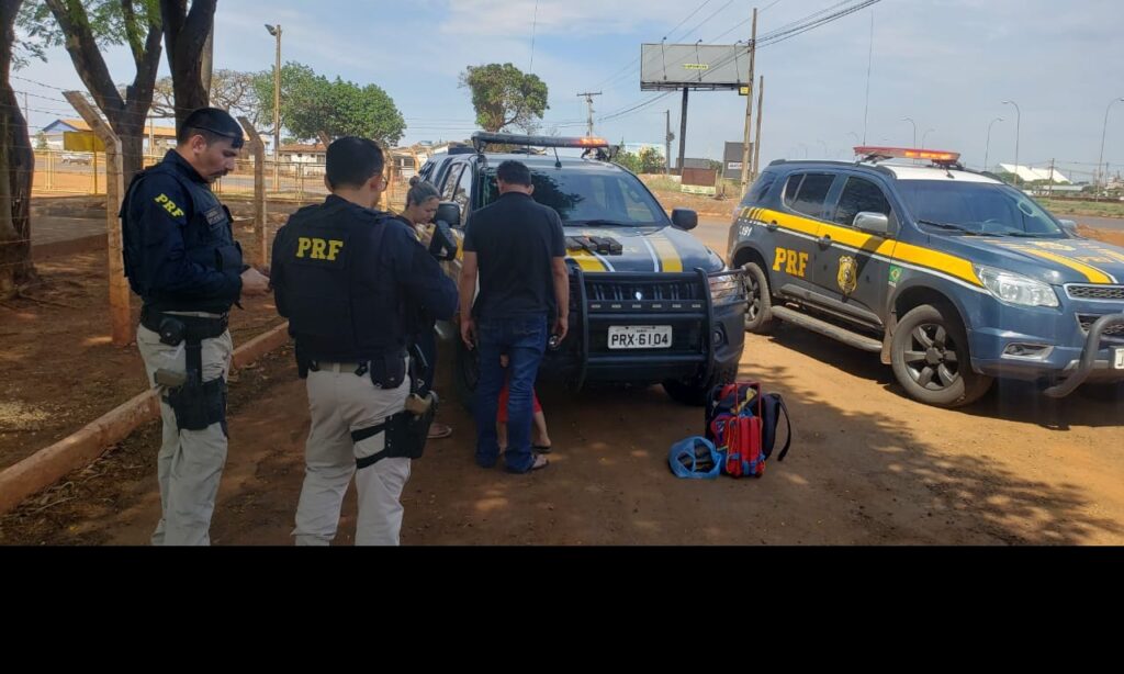 PRF prende casal transportando droga na mochila do filho