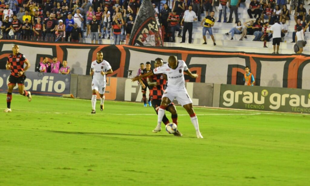 Atlético Goianiense fica no empate contra Brasil de Pelotas e estraga a festa no Accioly