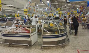 Alta nas vendas em supermercados limita perdas do varejo a 2