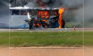 Ônibus lotado de passageiros pega fogo na BR-060