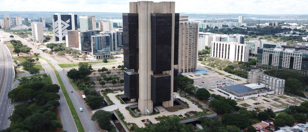 Servidores federais protestam em frente ao Banco Central em prol de reajustes salariais