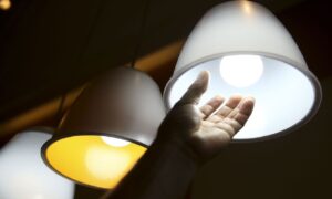 Pesquisa indica que 87% das pessoas acham conta de luz cara no país