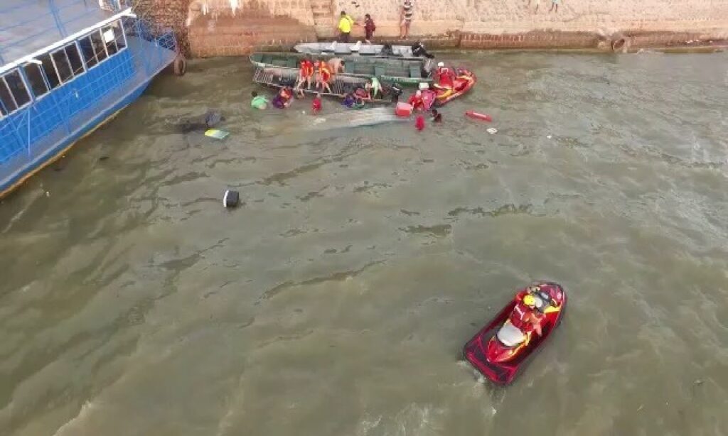 Sete pessoas são resgatadas após embarcação virar no Rio Araguaia