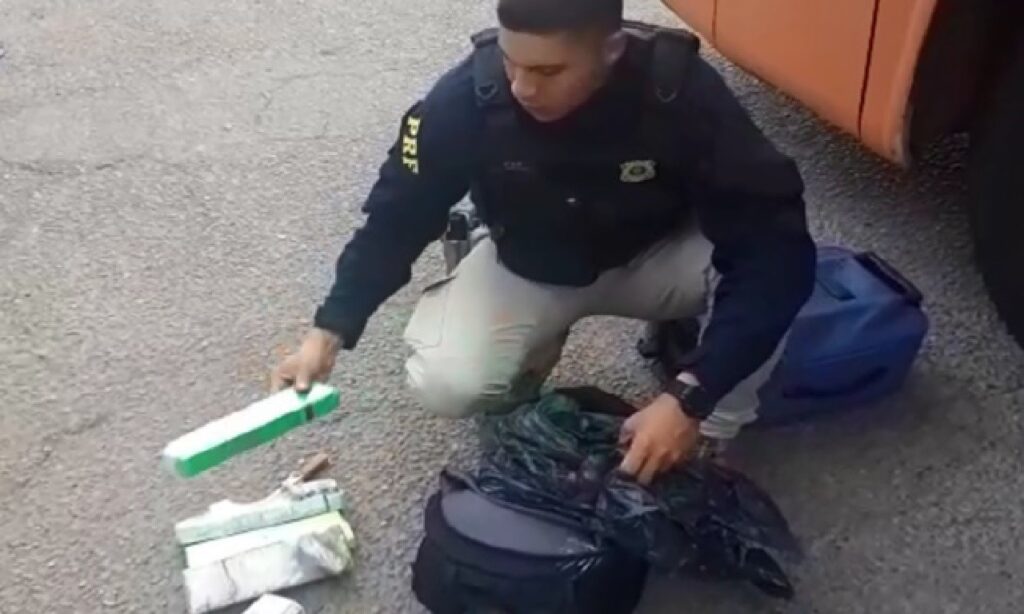 PRF apreende adolescente viajando com 6 quilos de maconha