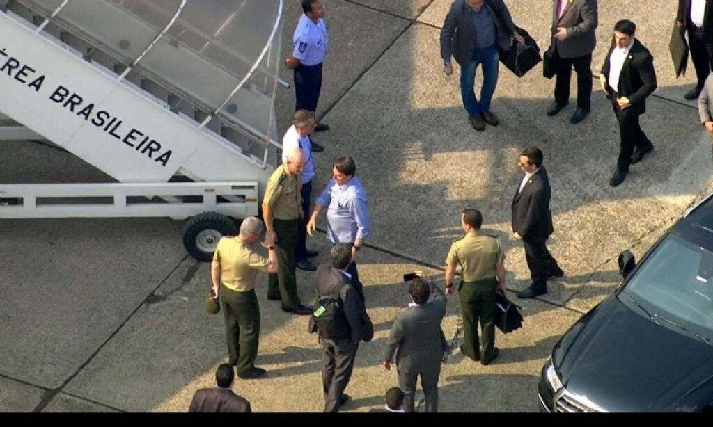 Bolsonaro deixa hospital em São Paulo e volta para Brasília