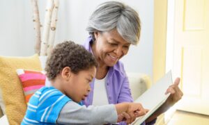 Dia dos Avós pode ser celebrado com afeto e leitura