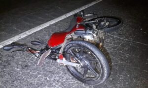 Atropelamento mata motociclista e pedestre na BR-153